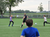 Laatste training S.K.N.W.K. JO11-1JM (partijtje tegen de ouders) van maandag 27 mei 2024 (117/137)